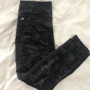 Camo capri legging with pockets and mesh detailing